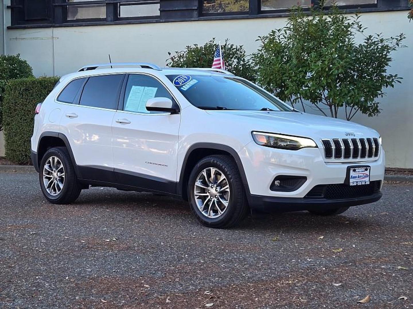 2019 WHITE Jeep Cherokee (1C4PJLLB0KD) with an 4-Cyl Zero Evap 2.4 Liter engine, Automatic 9-Spd transmission, located at 246 E Walker St., Orland, 95963, (530) 865-5800, 39.747589, -122.178398 - Photo#0