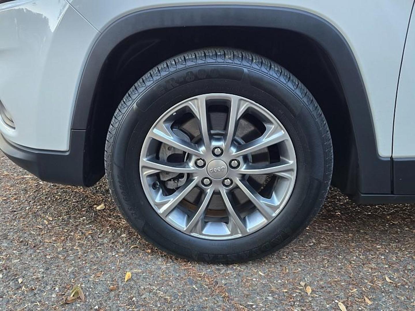 2019 WHITE Jeep Cherokee (1C4PJLLB0KD) with an 4-Cyl Zero Evap 2.4 Liter engine, Automatic 9-Spd transmission, located at 246 E Walker St., Orland, 95963, (530) 865-5800, 39.747589, -122.178398 - Photo#25