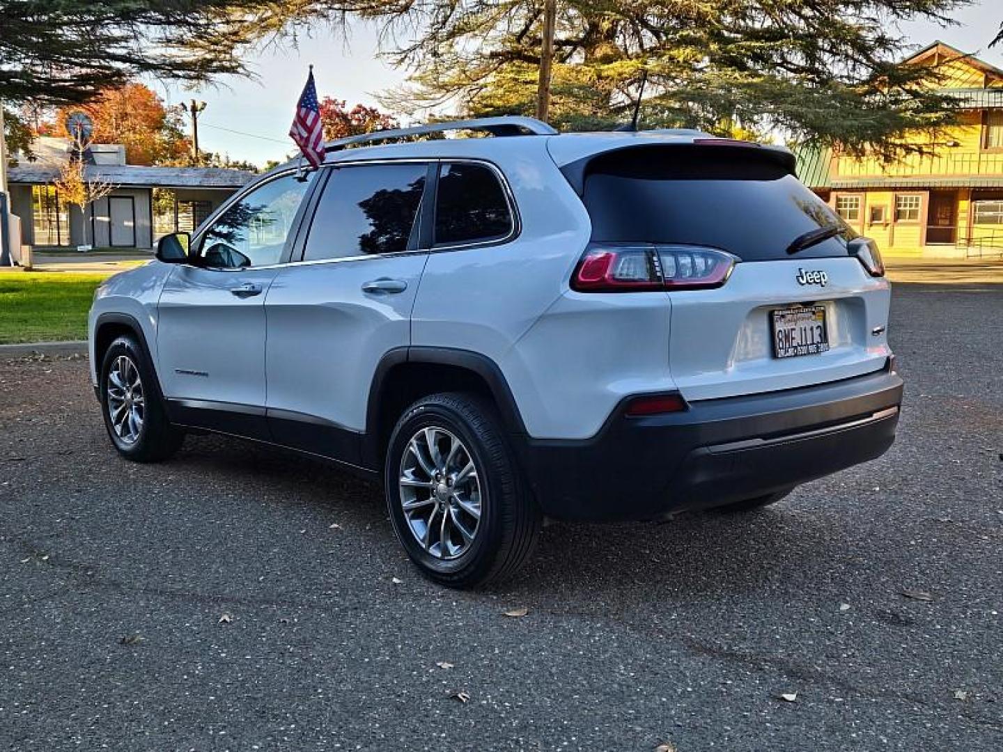 2019 WHITE Jeep Cherokee (1C4PJLLB0KD) with an 4-Cyl Zero Evap 2.4 Liter engine, Automatic 9-Spd transmission, located at 246 E Walker St., Orland, 95963, (530) 865-5800, 39.747589, -122.178398 - Photo#4