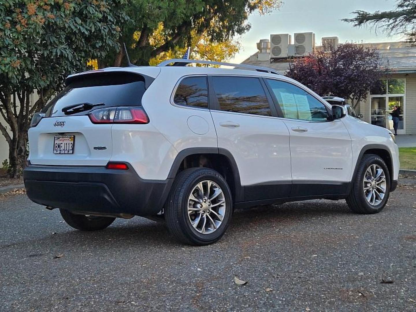 2019 WHITE Jeep Cherokee (1C4PJLLB0KD) with an 4-Cyl Zero Evap 2.4 Liter engine, Automatic 9-Spd transmission, located at 246 E Walker St., Orland, 95963, (530) 865-5800, 39.747589, -122.178398 - Photo#6