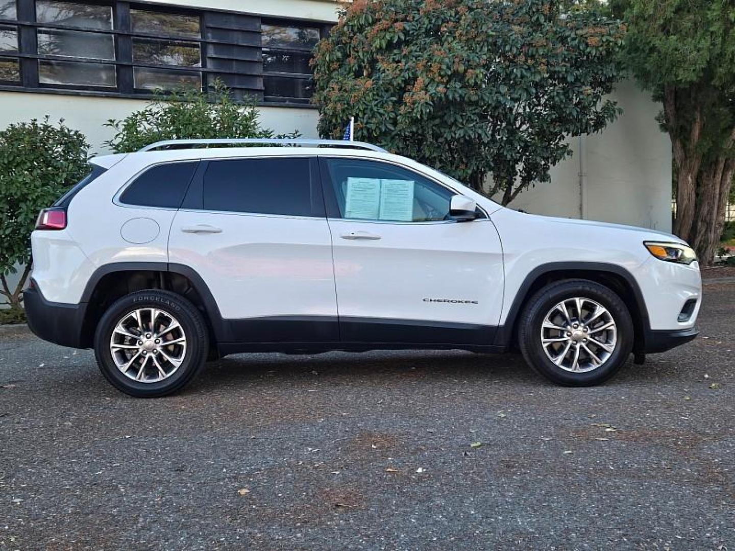 2019 WHITE Jeep Cherokee (1C4PJLLB0KD) with an 4-Cyl Zero Evap 2.4 Liter engine, Automatic 9-Spd transmission, located at 246 E Walker St., Orland, 95963, (530) 865-5800, 39.747589, -122.178398 - Photo#7