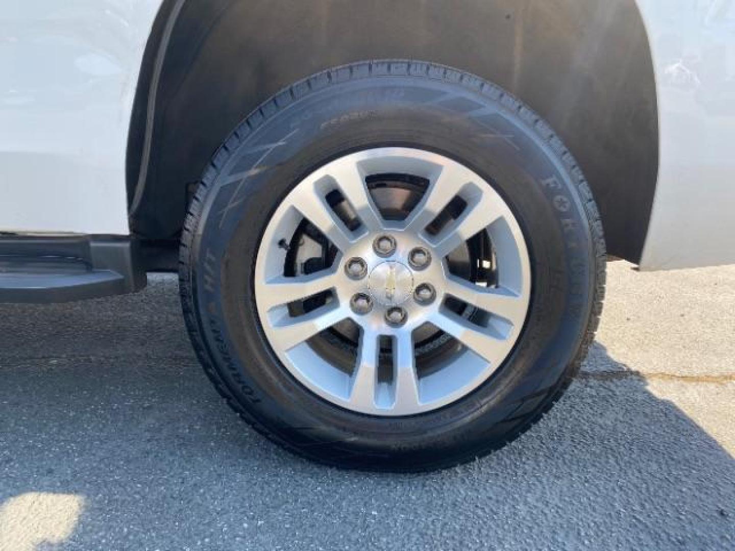 2020 WHITE Chevrolet Tahoe (1GNSCBKCXLR) with an V8 EcoTec3 5.3 Liter engine, Automatic 6-Spd w/Overdrive transmission, located at 412 Auto Vista Drive, Palmdale, 93551, (661) 945-0620, 34.592636, -118.136681 - Photo#13