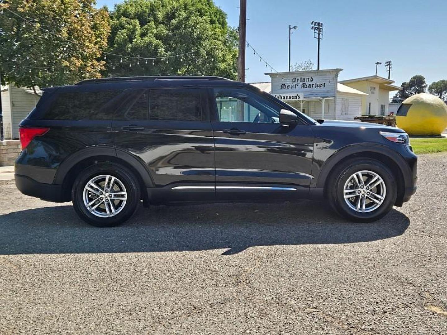 2020 BLACK Ford Explorer (1FMSK7DH6LG) with an 4-Cyl EcoBoost Turbo 2.3 Liter engine, Automatic 10-Spd w/SelectShift transmission, located at 246 E Walker St., Orland, 95963, (530) 865-5800, 39.747589, -122.178398 - Photo#9