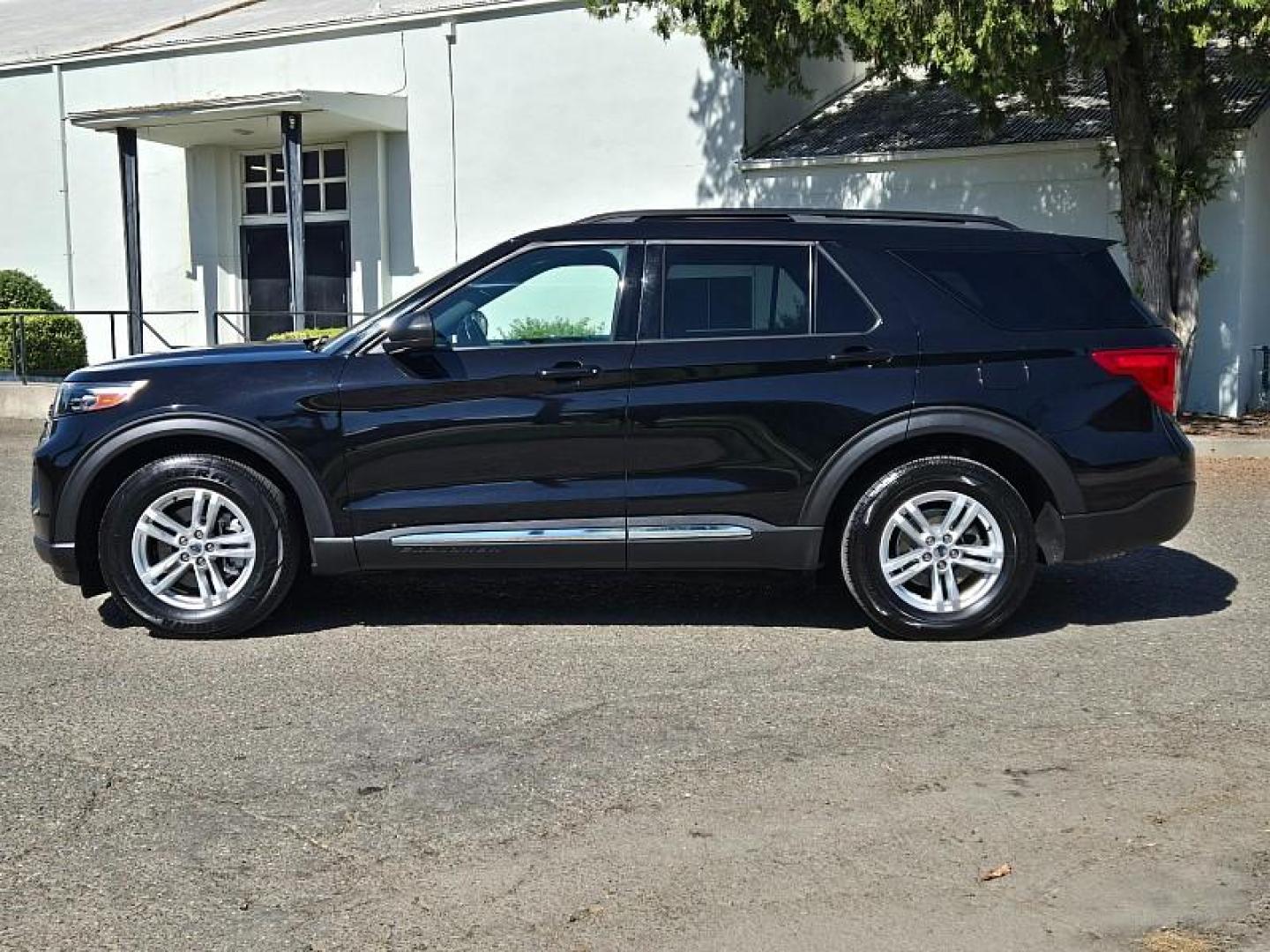 2020 BLACK Ford Explorer (1FMSK7DH6LG) with an 4-Cyl EcoBoost Turbo 2.3 Liter engine, Automatic 10-Spd w/SelectShift transmission, located at 246 E Walker St., Orland, 95963, (530) 865-5800, 39.747589, -122.178398 - Photo#5