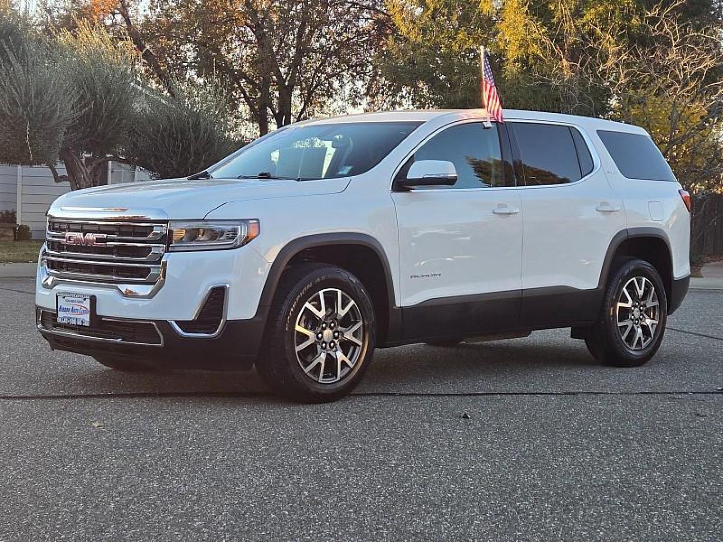 2020 WHITE GMC Acadia (1GKKNKLA6LZ) with an 4-Cyl 2.5 Liter engine, Automatic 9-Spd transmission, located at 246 E Walker St., Orland, 95963, (530) 865-5800, 39.747589, -122.178398 - Photo#2