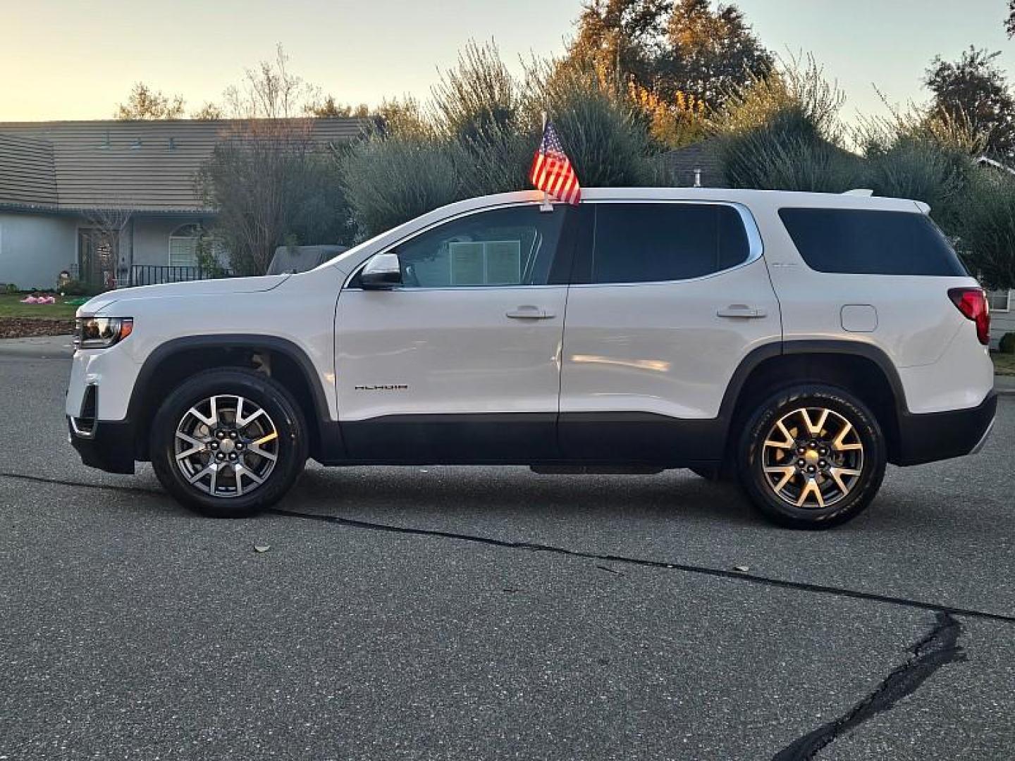 2020 WHITE GMC Acadia (1GKKNKLA6LZ) with an 4-Cyl 2.5 Liter engine, Automatic 9-Spd transmission, located at 246 E Walker St., Orland, 95963, (530) 865-5800, 39.747589, -122.178398 - Photo#3