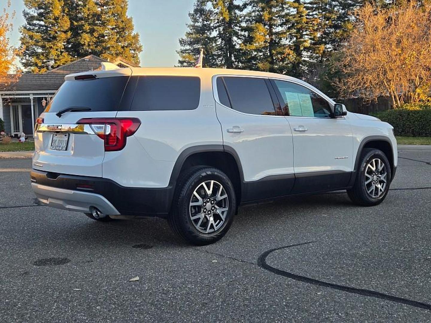 2020 WHITE GMC Acadia (1GKKNKLA6LZ) with an 4-Cyl 2.5 Liter engine, Automatic 9-Spd transmission, located at 246 E Walker St., Orland, 95963, (530) 865-5800, 39.747589, -122.178398 - Photo#6