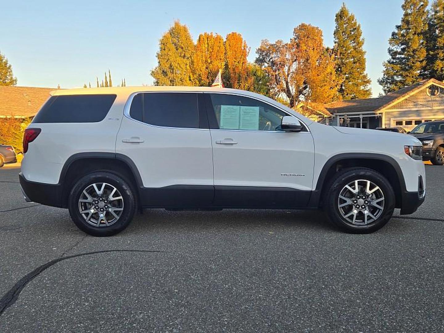 2020 WHITE GMC Acadia (1GKKNKLA6LZ) with an 4-Cyl 2.5 Liter engine, Automatic 9-Spd transmission, located at 246 E Walker St., Orland, 95963, (530) 865-5800, 39.747589, -122.178398 - Photo#7