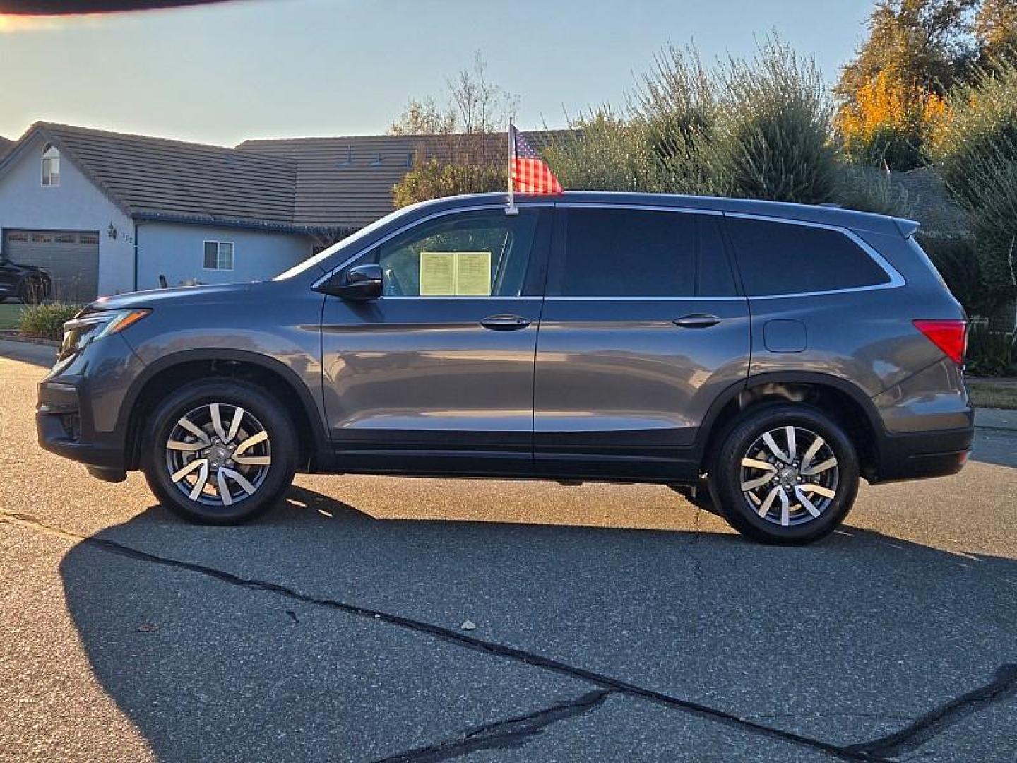 2020 GRAY Honda Pilot (5FNYF5H35LB) with an V6 i-VTEC 3.5 Liter engine, Automatic 6-Spd transmission, located at 246 E Walker St., Orland, 95963, (530) 865-5800, 39.747589, -122.178398 - Photo#3