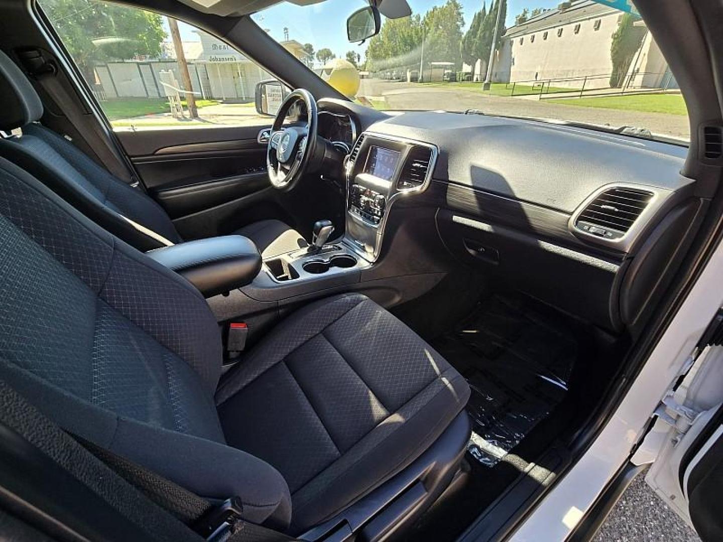 2020 WHITE Jeep Grand Cherokee (1C4RJFAGXLC) with an V6 VVT 3.6 Liter engine, Automatic 8-Spd transmission, located at 246 E Walker St., Orland, 95963, (530) 865-5800, 39.747589, -122.178398 - Photo#15