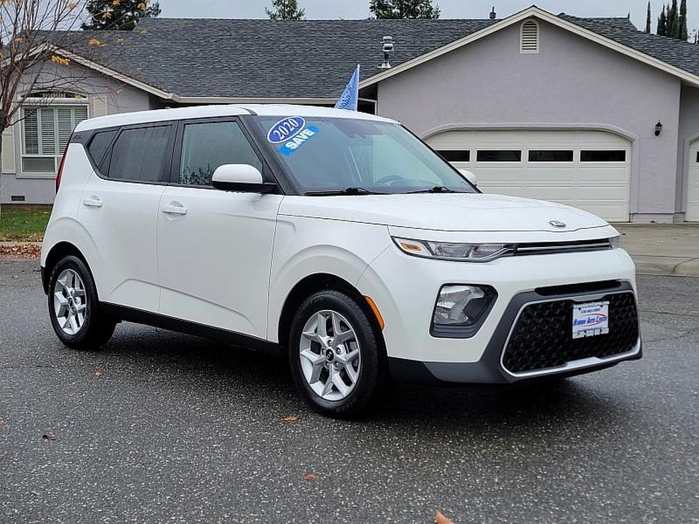 2020 WHITE /black Kia Soul (KNDJ23AU1L7) with an 4-Cyl 2.0 Liter engine, Automatic i-VT transmission, located at 246 E Walker St., Orland, 95963, (530) 865-5800, 39.747589, -122.178398 - Photo#0