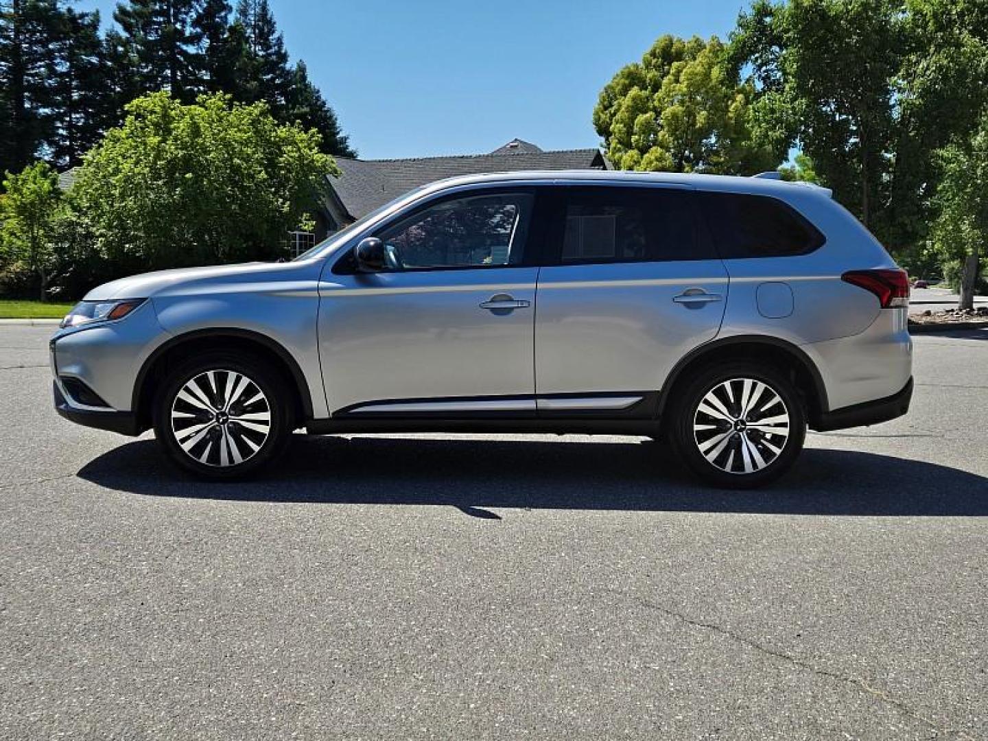 2020 SILVER Mitsubishi Outlander (JA4AD2A31LZ) with an 4-Cyl 2.4 Liter engine, Automatic CVT transmission, located at 246 E Walker St., Orland, 95963, (530) 865-5800, 39.747589, -122.178398 - Photo#3