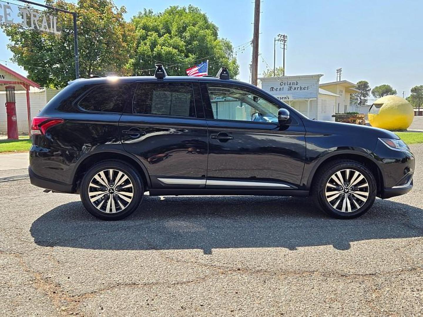 2020 BLACK Mitsubishi Outlander (JA4AD3A36LZ) with an 4-Cyl 2.4 Liter engine, Automatic CVT transmission, located at 246 E Walker St., Orland, 95963, (530) 865-5800, 39.747589, -122.178398 - Photo#9