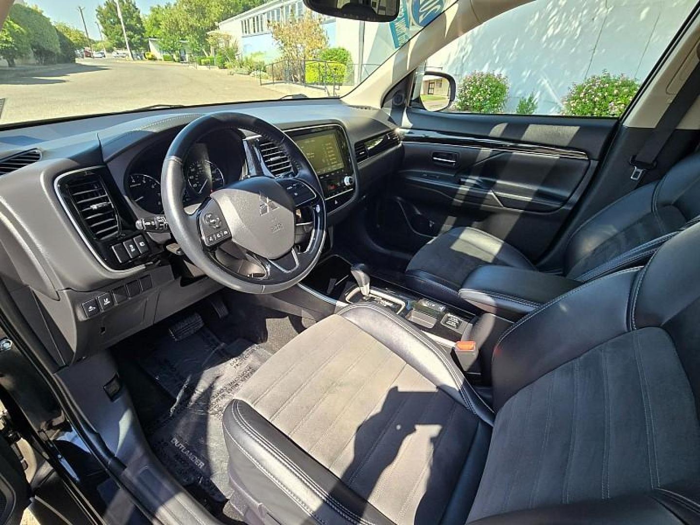 2020 BLACK Mitsubishi Outlander (JA4AD3A36LZ) with an 4-Cyl 2.4 Liter engine, Automatic CVT transmission, located at 246 E Walker St., Orland, 95963, (530) 865-5800, 39.747589, -122.178398 - Photo#12