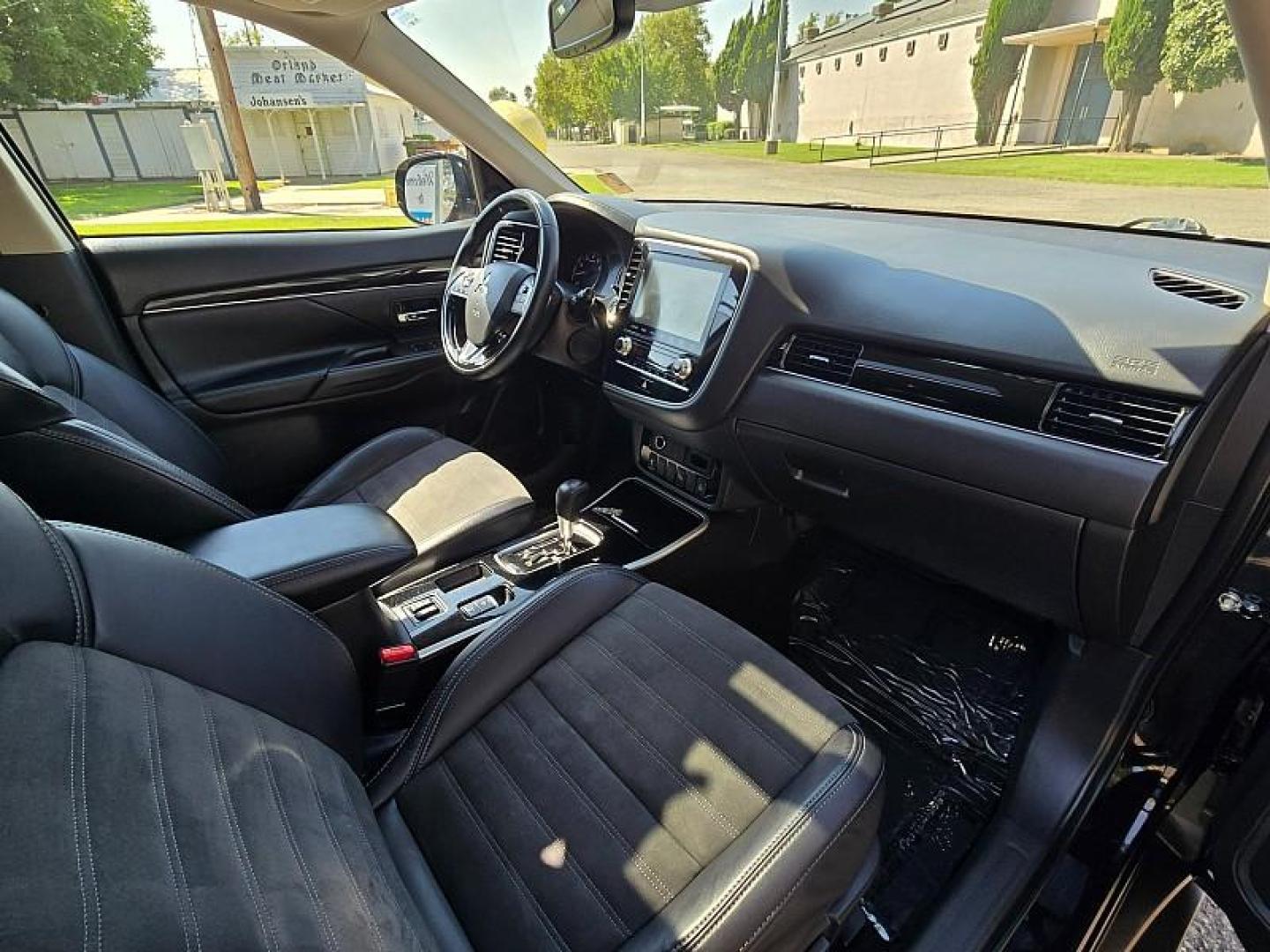 2020 BLACK Mitsubishi Outlander (JA4AD3A36LZ) with an 4-Cyl 2.4 Liter engine, Automatic CVT transmission, located at 246 E Walker St., Orland, 95963, (530) 865-5800, 39.747589, -122.178398 - Photo#19