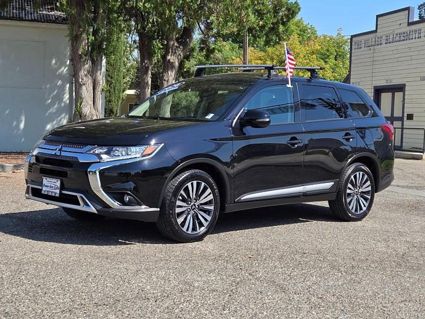 2020 BLACK Mitsubishi Outlander (JA4AD3A36LZ) with an 4-Cyl 2.4 Liter engine, Automatic CVT transmission, located at 246 E Walker St., Orland, 95963, (530) 865-5800, 39.747589, -122.178398 - Photo#4