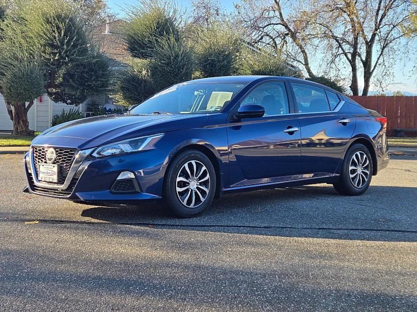 2020 BLUE Nissan Altima (1N4BL4BV9LC) with an 4-Cyl 2.5 Liter engine, Automatic Xtronic CVT transmission, located at 246 E Walker St., Orland, 95963, (530) 865-5800, 39.747589, -122.178398 - Photo#2