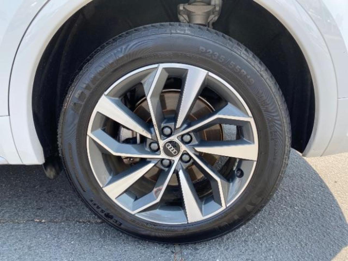 2021 BLACK Audi Q5 (WA1BAAFY2M2) with an 4-Cyl Turbo 2.0L Hybrid engine, Automatic 7-Spd w/Dual-Clutch and S tronic transmission, located at 412 Auto Vista Drive, Palmdale, 93551, (661) 945-0620, 34.592636, -118.136681 - Photo#13