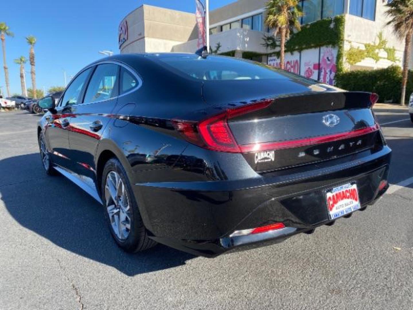 2021 BLACK Hyundai Sonata (KMHL64JA6MA) with an 4-Cyl 2.5 Liter engine, Automatic 8-Spd w/Overdrive and Shiftronic transmission, located at 412 Auto Vista Drive, Palmdale, 93551, (661) 945-0620, 34.592636, -118.136681 - Photo#5