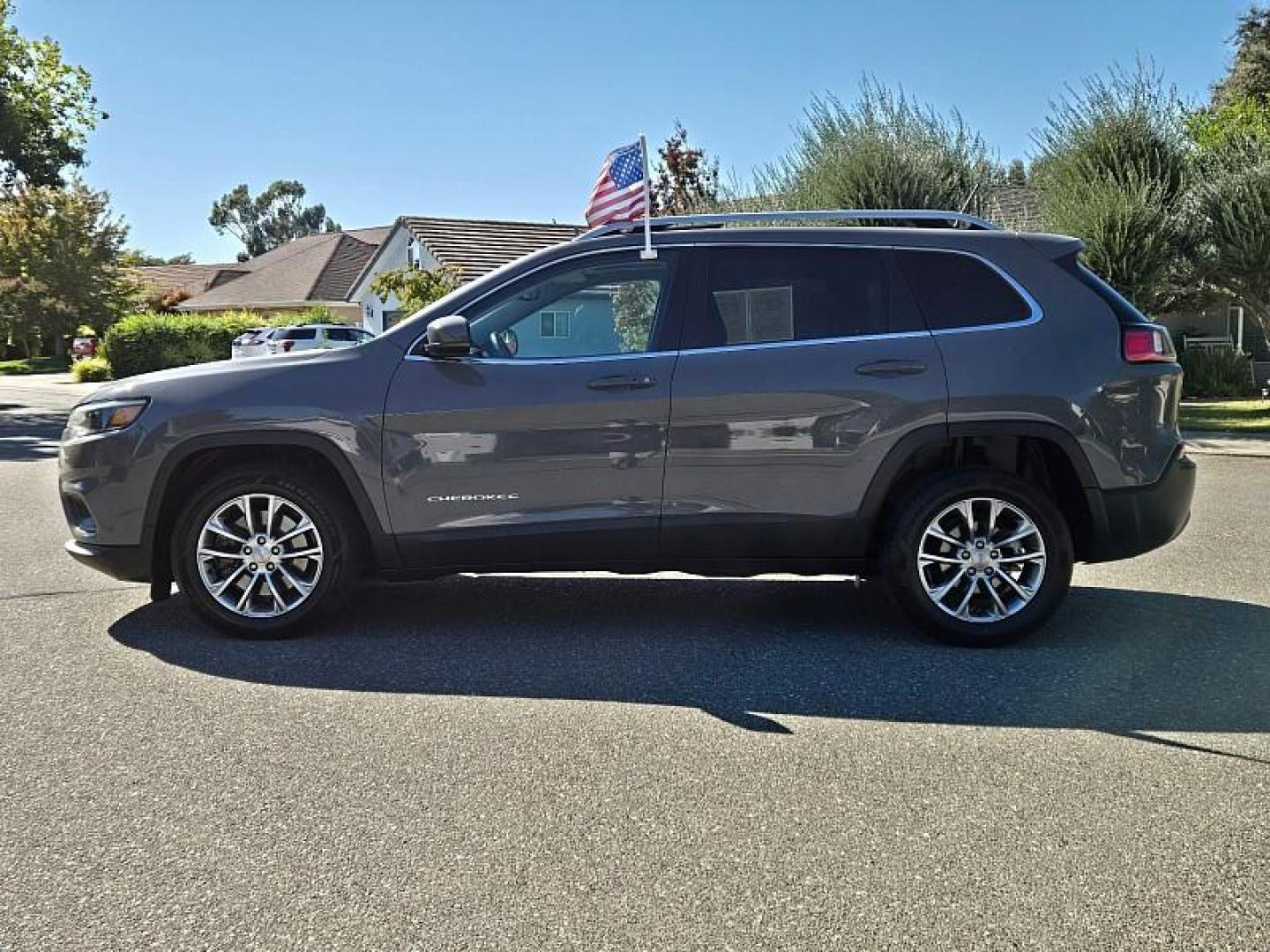 2021 GRAY Jeep Cherokee (1C4PJLLBXMD) with an 4-Cyl 2.4 Liter engine, Automatic 9-Spd transmission, located at 246 E Walker St., Orland, 95963, (530) 865-5800, 39.747589, -122.178398 - Photo#3