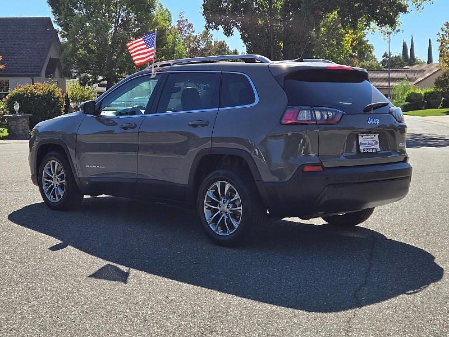 2021 GRAY Jeep Cherokee (1C4PJLLBXMD) with an 4-Cyl 2.4 Liter engine, Automatic 9-Spd transmission, located at 246 E Walker St., Orland, 95963, (530) 865-5800, 39.747589, -122.178398 - Photo#4