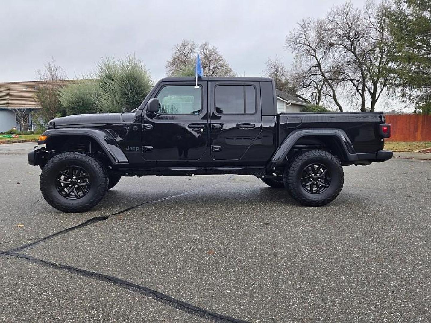 2021 BLACK Jeep Gladiator (1C6HJTAG1ML) with an V6 VVT 3.6 Liter engine, located at 246 E Walker St., Orland, 95963, (530) 865-5800, 39.747589, -122.178398 - Photo#3