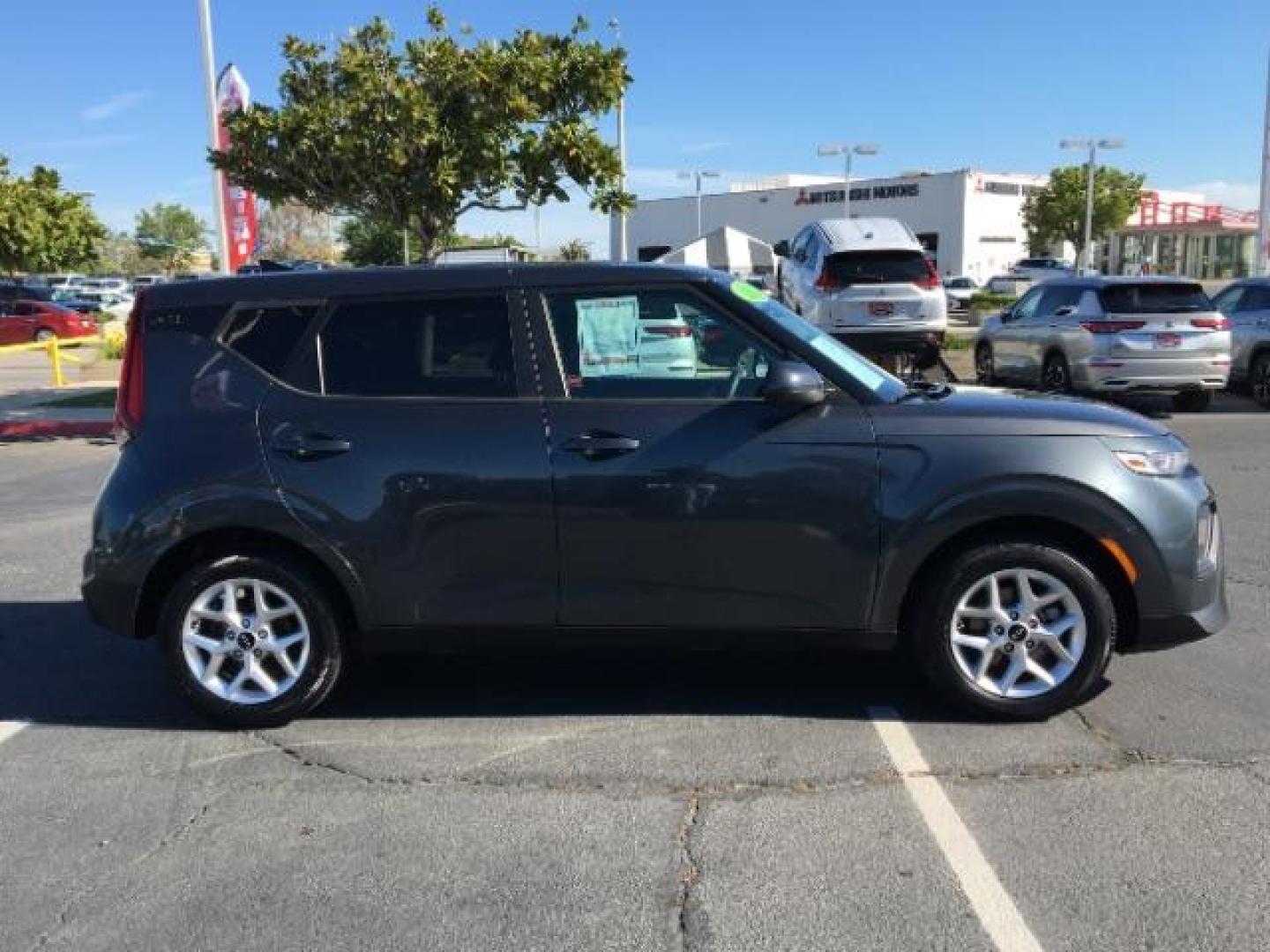 2021 GRAY Kia Soul (KNDJ23AU2M7) with an 4-Cyl 2.0 Liter engine, Automatic i-VT transmission, located at 412 Auto Vista Drive, Palmdale, 93551, (661) 945-0620, 34.592636, -118.136681 - Photo#8