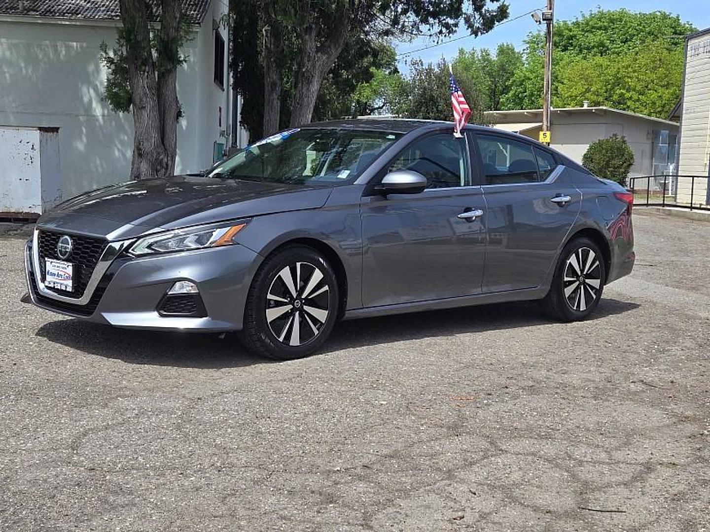 2021 GRAY Nissan Altima (1N4BL4DV9MN) with an 4-Cyl 2.5 Liter engine, Automatic Xtronic CVT transmission, located at 246 E Walker St., Orland, 95963, (530) 865-5800, 39.747589, -122.178398 - Photo#2