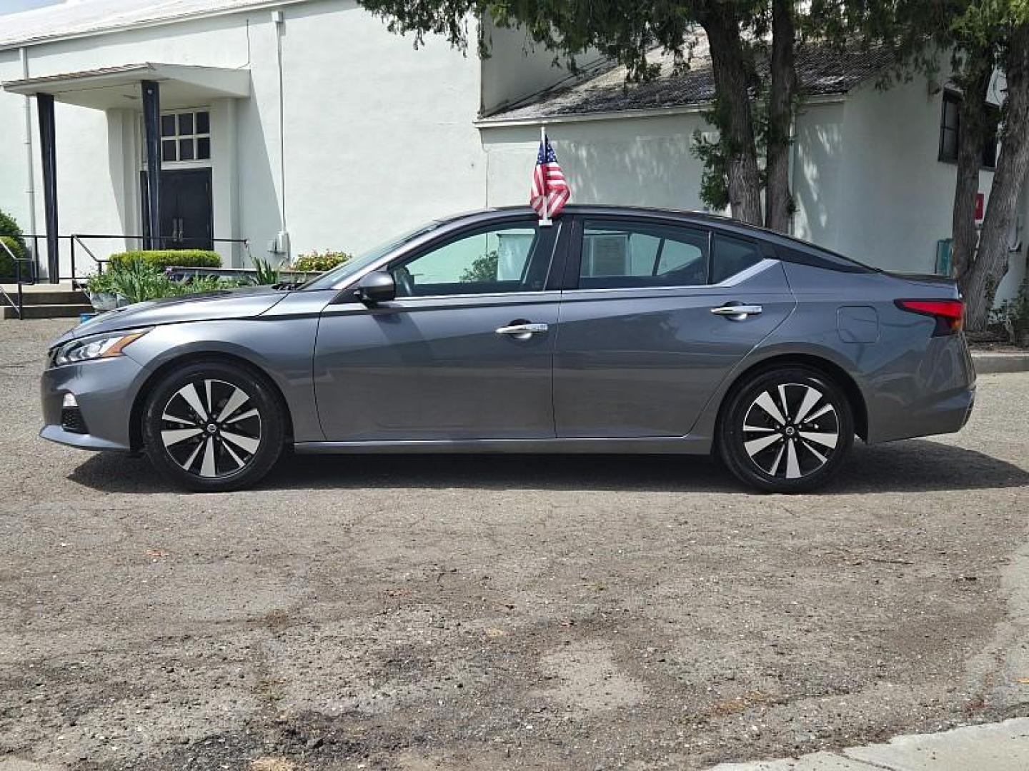 2021 GRAY Nissan Altima (1N4BL4DV9MN) with an 4-Cyl 2.5 Liter engine, Automatic Xtronic CVT transmission, located at 246 E Walker St., Orland, 95963, (530) 865-5800, 39.747589, -122.178398 - Photo#3