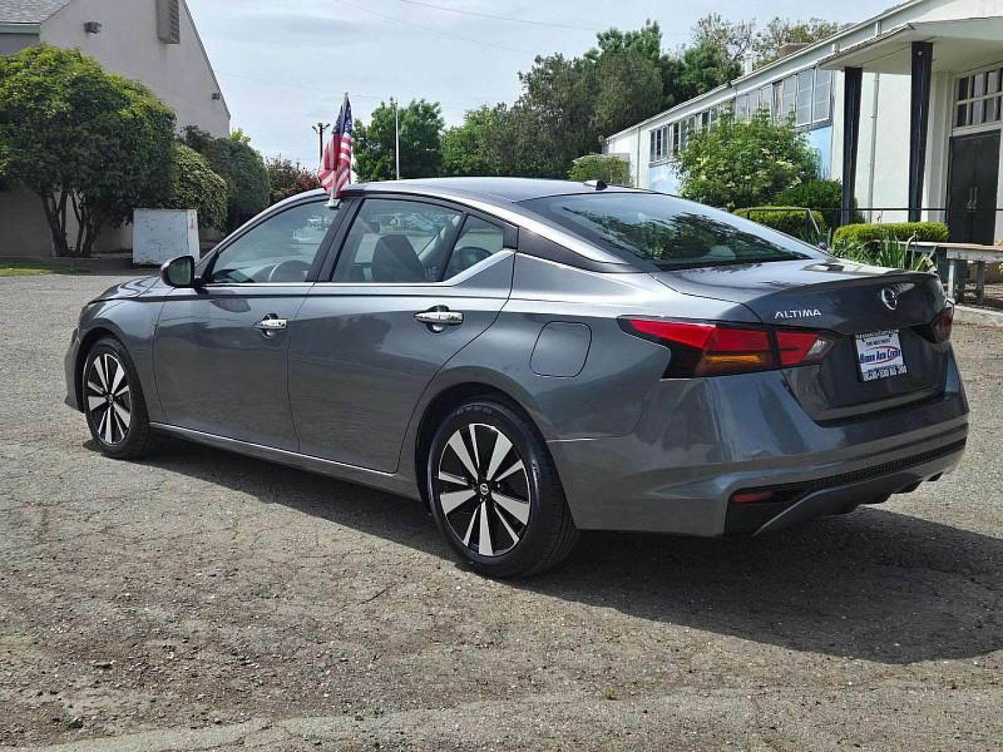 2021 GRAY Nissan Altima (1N4BL4DV9MN) with an 4-Cyl 2.5 Liter engine, Automatic Xtronic CVT transmission, located at 246 E Walker St., Orland, 95963, (530) 865-5800, 39.747589, -122.178398 - Photo#4