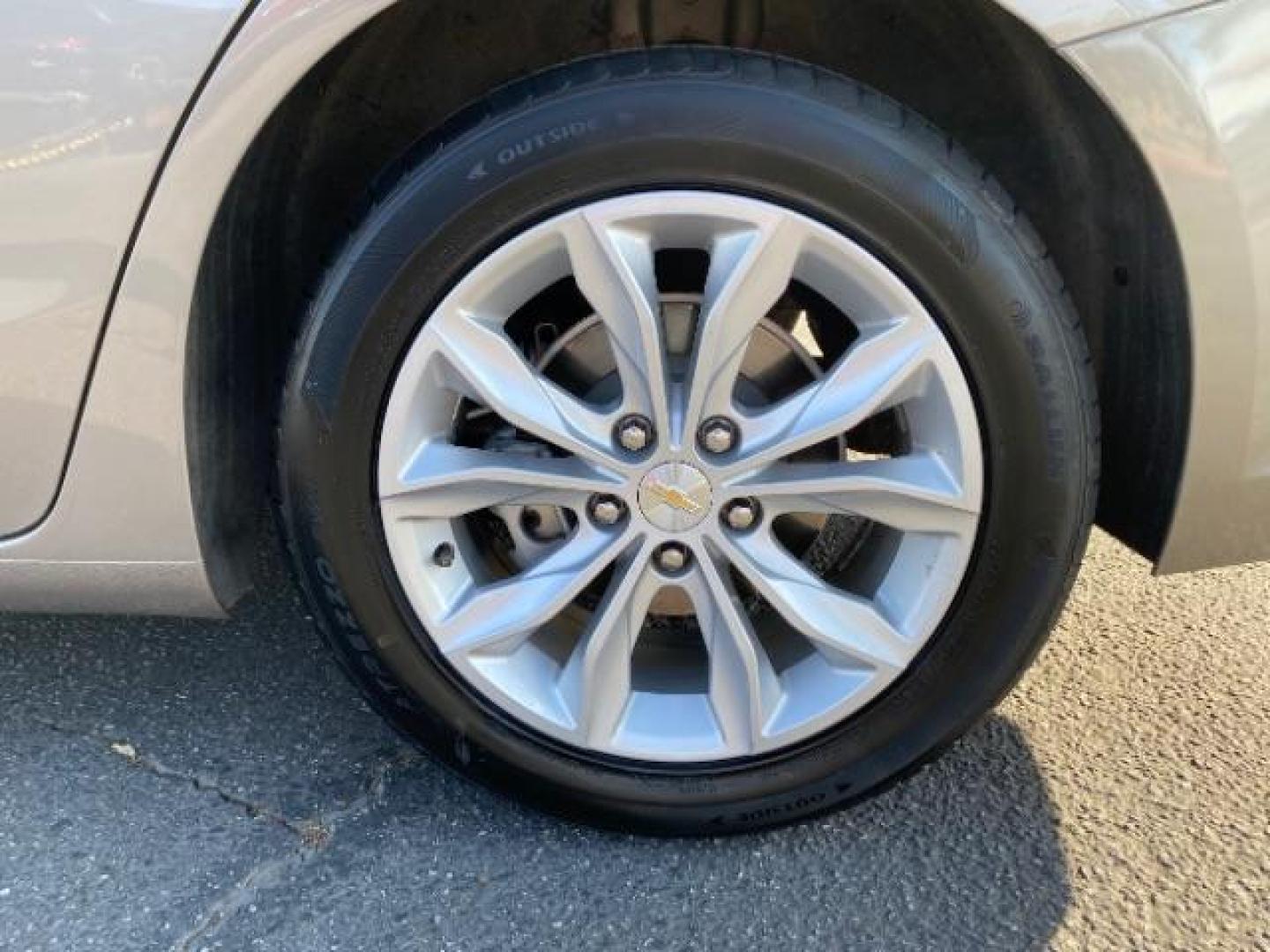 2022 GRAY Chevrolet Malibu (1G1ZD5ST9NF) with an 4-Cyl Turbo 1.5 Liter engine, Automatic CVT transmission, located at 412 Auto Vista Drive, Palmdale, 93551, (661) 945-0620, 34.592636, -118.136681 - Photo#12