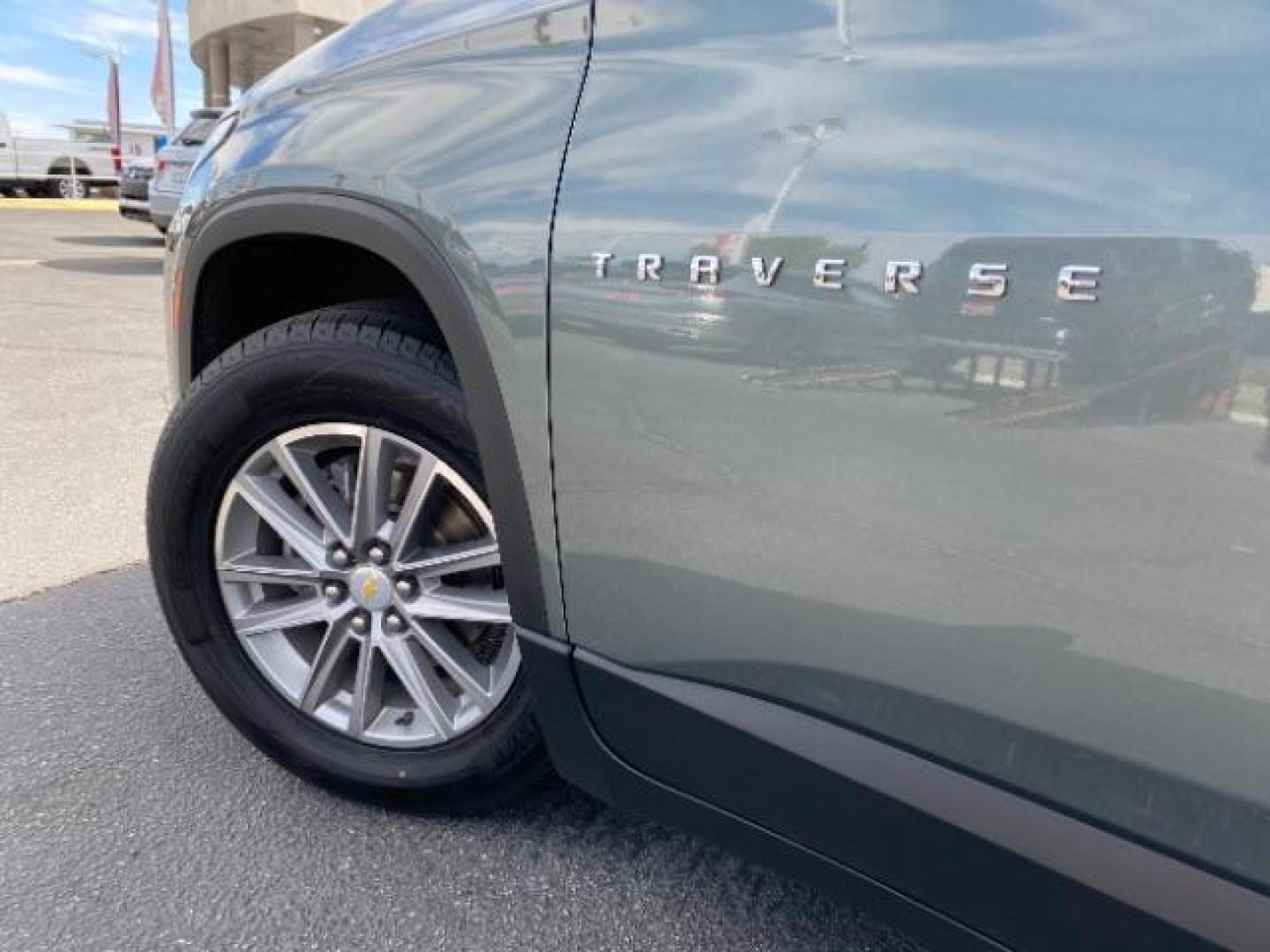 2022 GREEN Chevrolet Traverse (1GNEVHKW5NJ) with an V6 3.6 Liter engine, Automatic 9-Spd transmission, located at 412 Auto Vista Drive, Palmdale, 93551, (661) 945-0620, 34.592636, -118.136681 - Photo#10