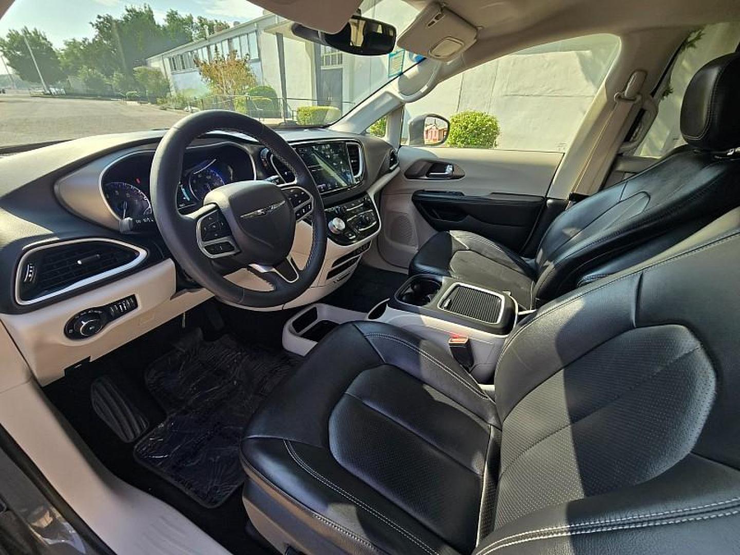 2022 GRAY Chrysler Pacifica (2C4RC1BG1NR) with an V6 3.6 Liter engine, Automatic 9-Spd transmission, located at 246 E Walker St., Orland, 95963, (530) 865-5800, 39.747589, -122.178398 - Photo#11