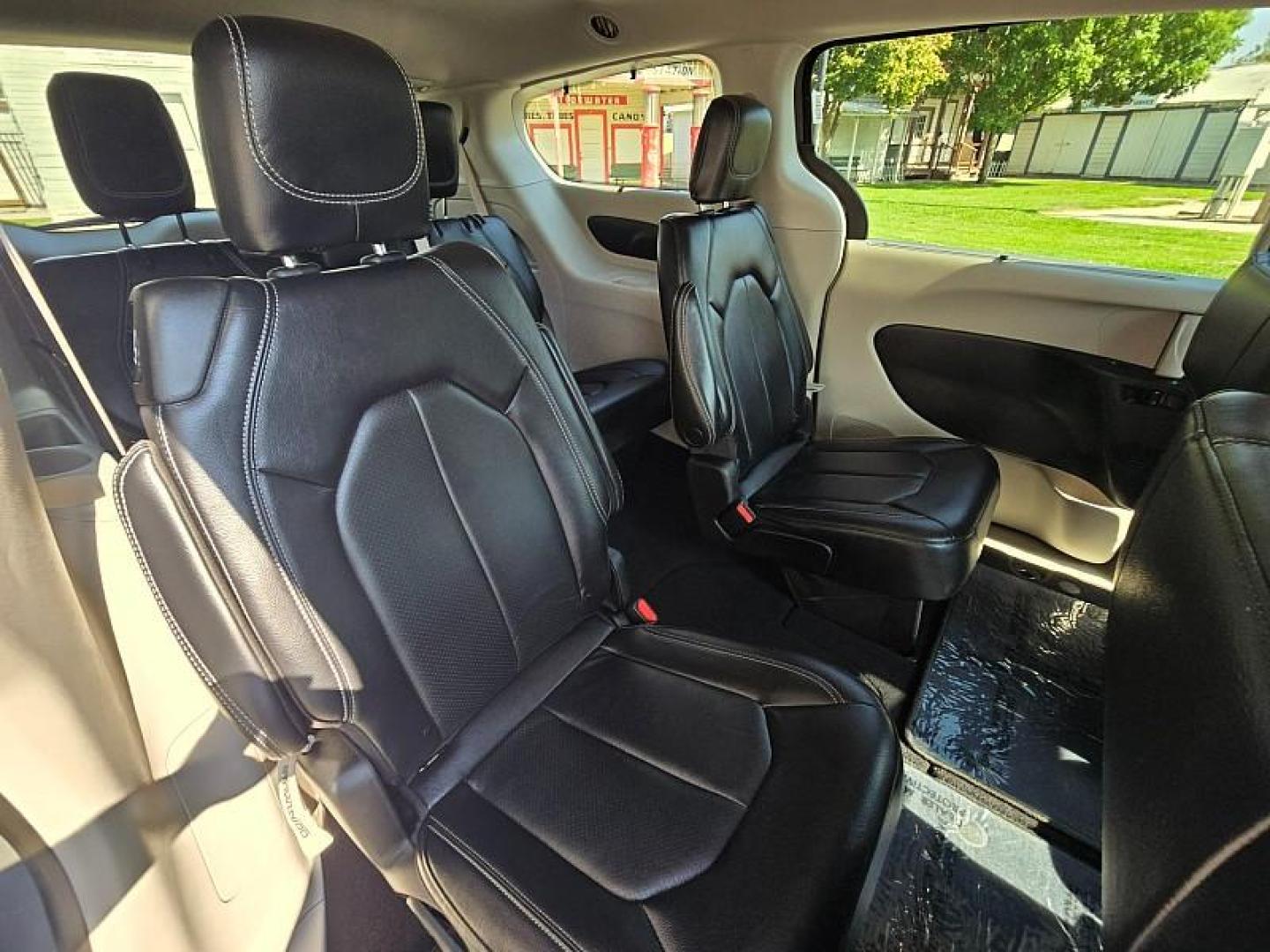 2022 GRAY Chrysler Pacifica (2C4RC1BG1NR) with an V6 3.6 Liter engine, Automatic 9-Spd transmission, located at 246 E Walker St., Orland, 95963, (530) 865-5800, 39.747589, -122.178398 - Photo#16