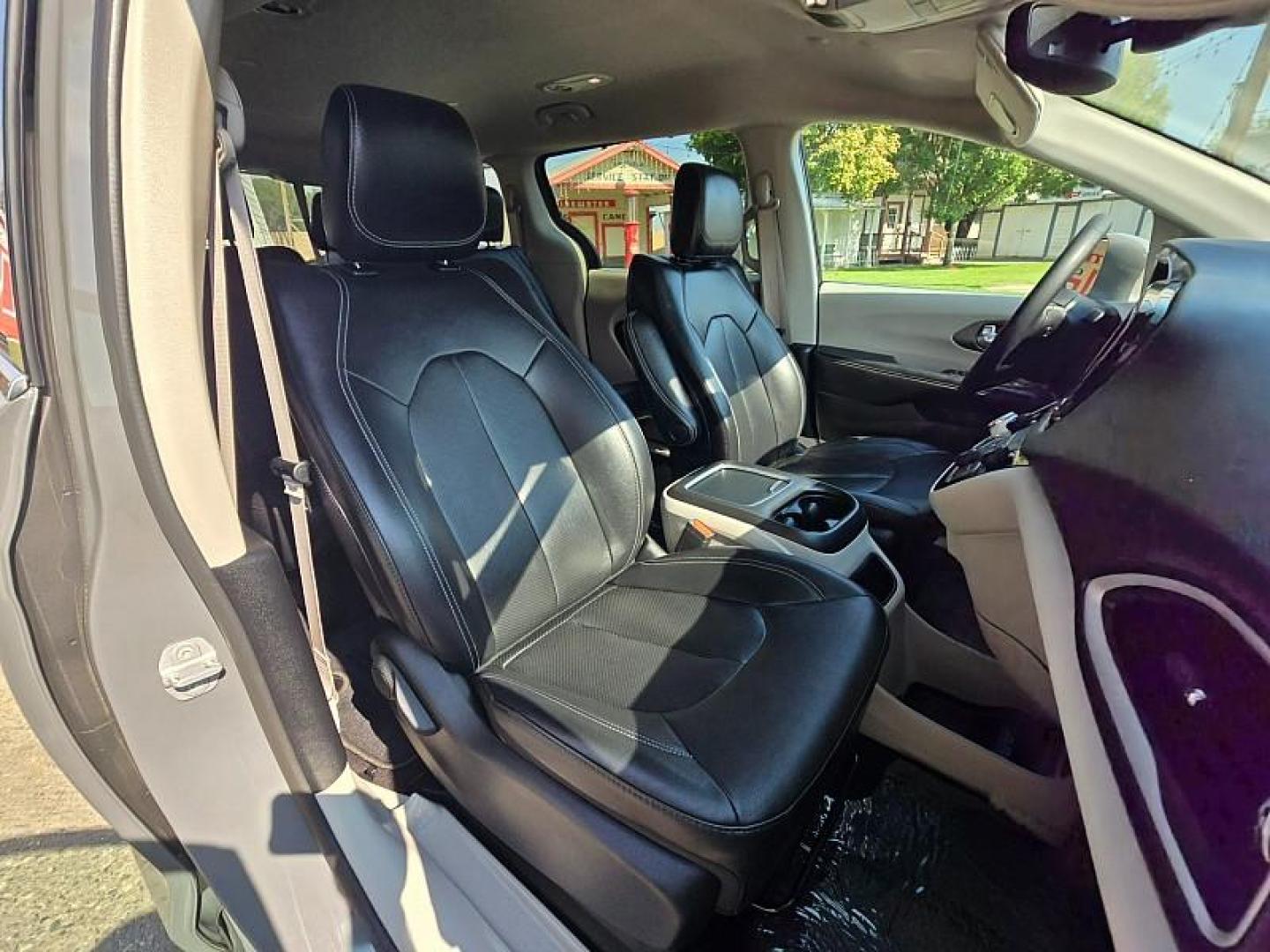 2022 GRAY Chrysler Pacifica (2C4RC1BG1NR) with an V6 3.6 Liter engine, Automatic 9-Spd transmission, located at 246 E Walker St., Orland, 95963, (530) 865-5800, 39.747589, -122.178398 - Photo#19