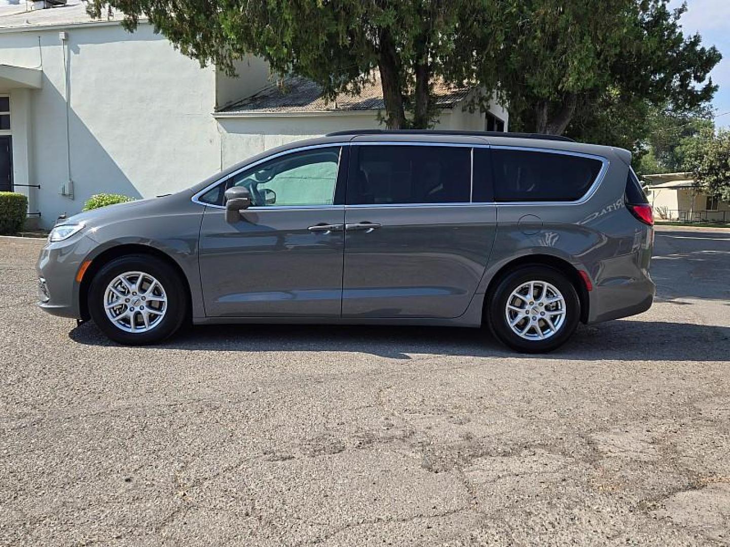 2022 GRAY Chrysler Pacifica (2C4RC1BG1NR) with an V6 3.6 Liter engine, Automatic 9-Spd transmission, located at 246 E Walker St., Orland, 95963, (530) 865-5800, 39.747589, -122.178398 - Photo#3