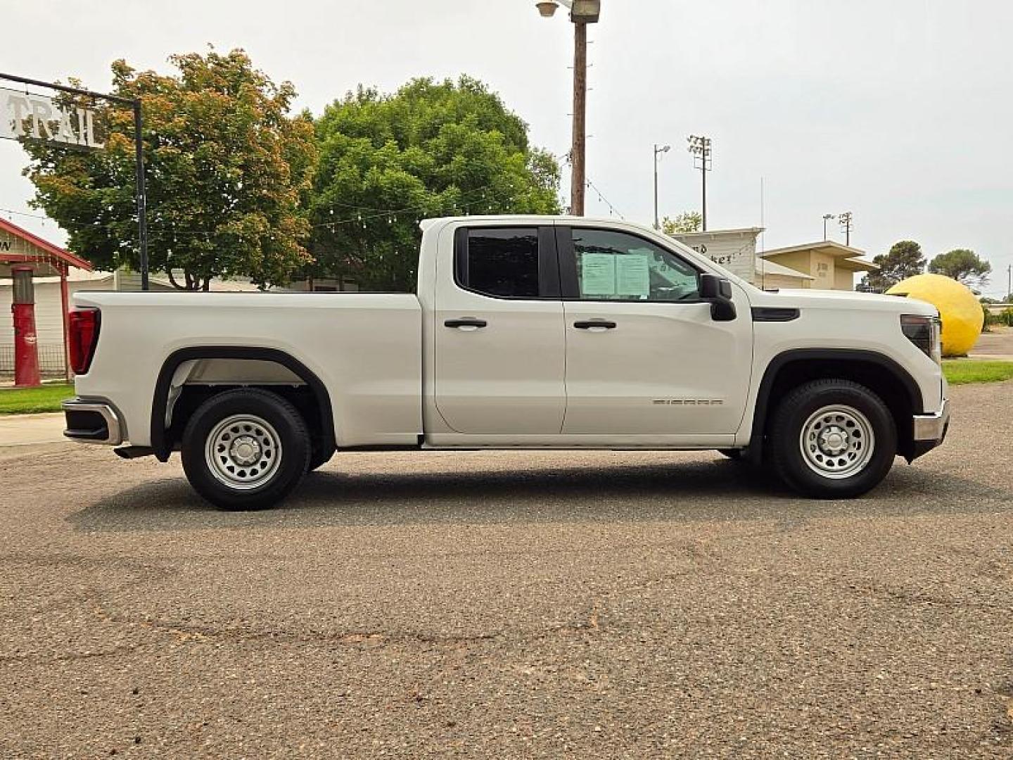 2022 WHITE GMC Sierra 1500 2WD (1GTRHAEK8NZ) , Automatic 8-Spd transmission, located at 246 E Walker St., Orland, 95963, (530) 865-5800, 39.747589, -122.178398 - Photo#9