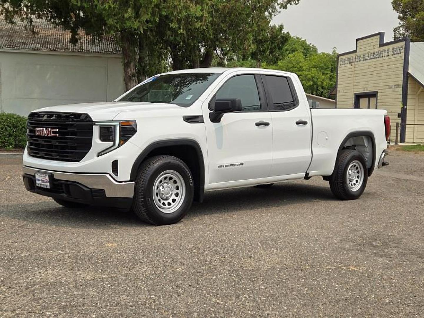 2022 WHITE GMC Sierra 1500 2WD (1GTRHAEK8NZ) , Automatic 8-Spd transmission, located at 246 E Walker St., Orland, 95963, (530) 865-5800, 39.747589, -122.178398 - Photo#4