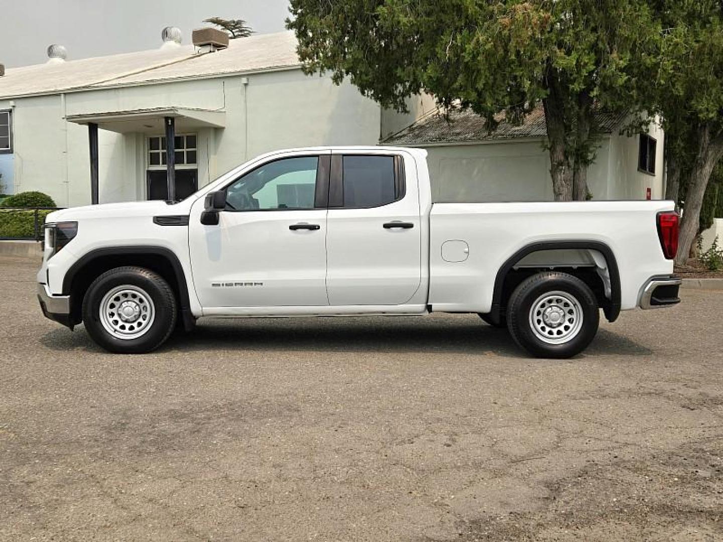 2022 WHITE GMC Sierra 1500 2WD (1GTRHAEK8NZ) , Automatic 8-Spd transmission, located at 246 E Walker St., Orland, 95963, (530) 865-5800, 39.747589, -122.178398 - Photo#5