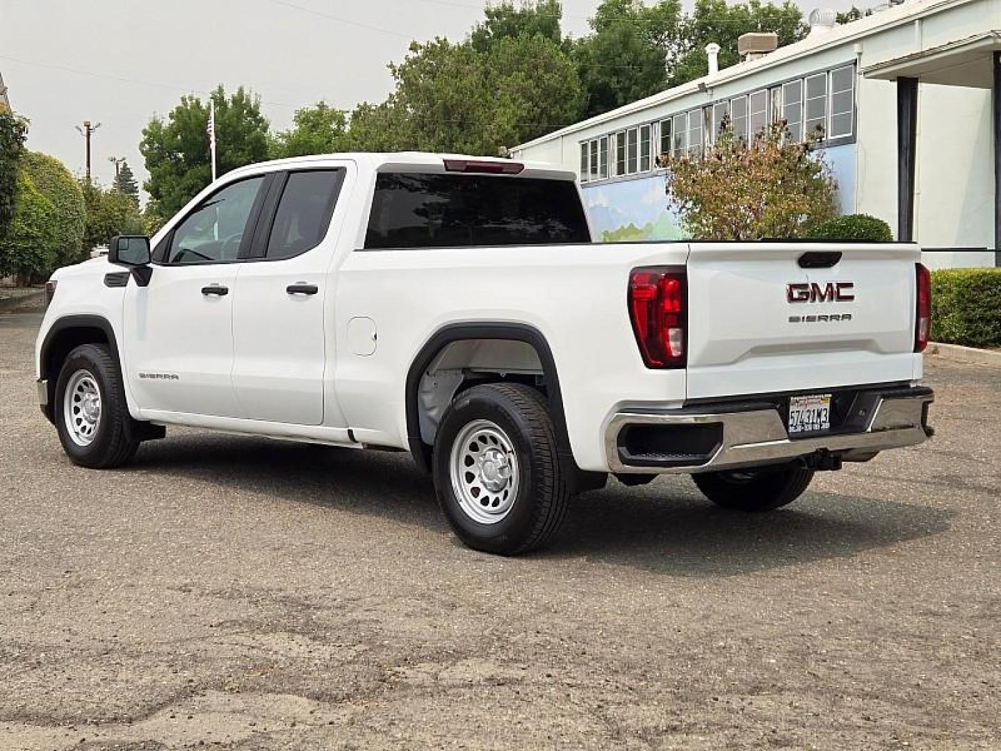 2022 WHITE GMC Sierra 1500 2WD (1GTRHAEK8NZ) , Automatic 8-Spd transmission, located at 246 E Walker St., Orland, 95963, (530) 865-5800, 39.747589, -122.178398 - Photo#6