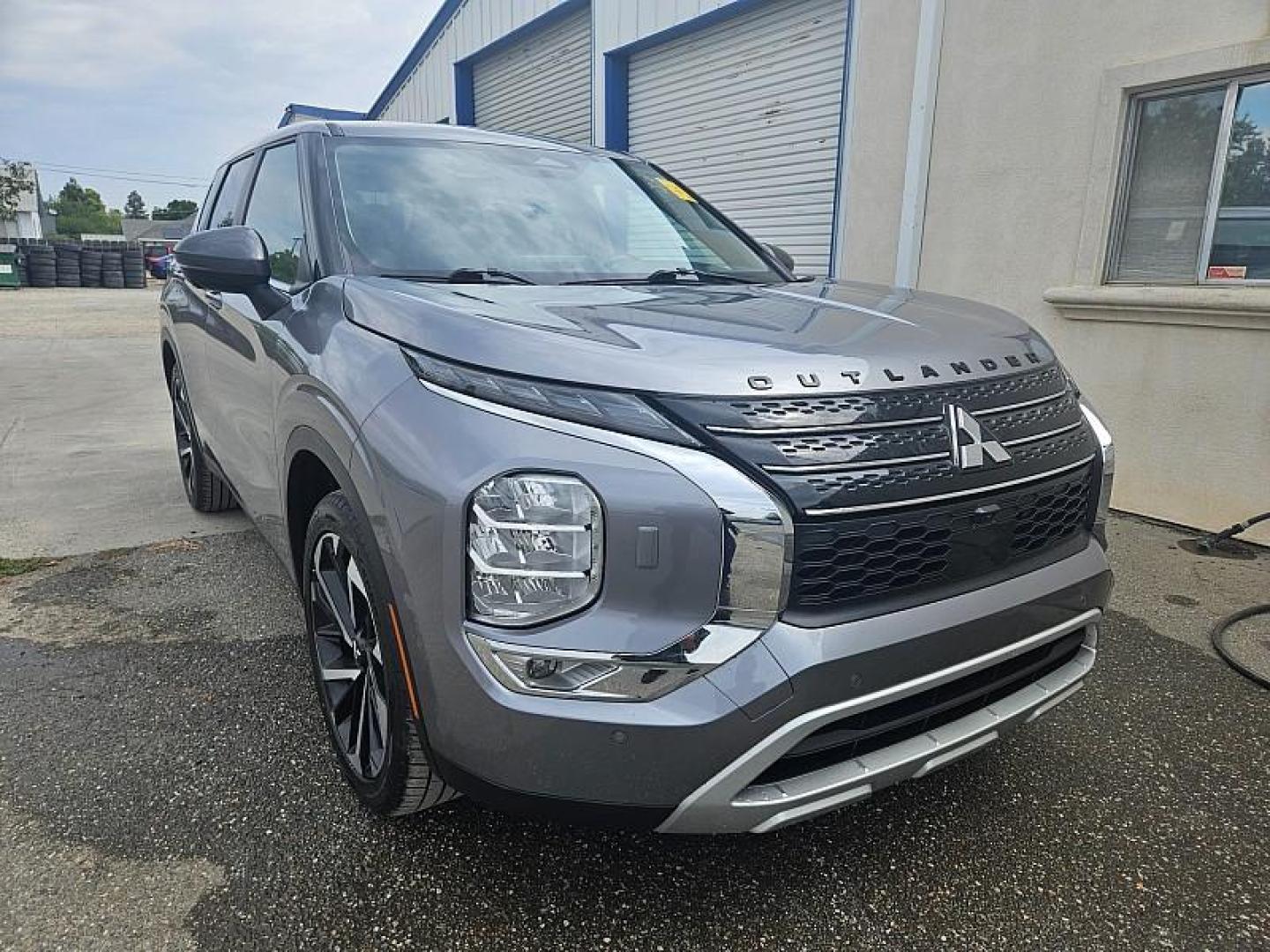 2022 SILVER Mitsubishi Outlander (JA4J4UA88NZ) with an 4-Cyl 2.5 Liter engine, Automatic CVT transmission, located at 246 E Walker St., Orland, 95963, (530) 865-5800, 39.747589, -122.178398 - Photo#0