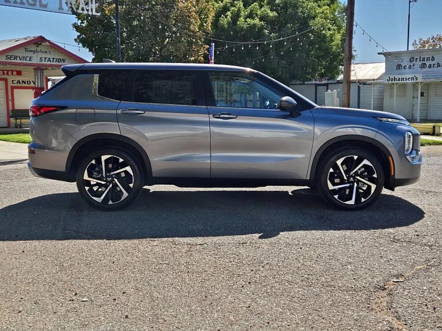 2022 SILVER Mitsubishi Outlander (JA4J4UA88NZ) with an 4-Cyl 2.5 Liter engine, Automatic CVT transmission, located at 246 E Walker St., Orland, 95963, (530) 865-5800, 39.747589, -122.178398 - Photo#9