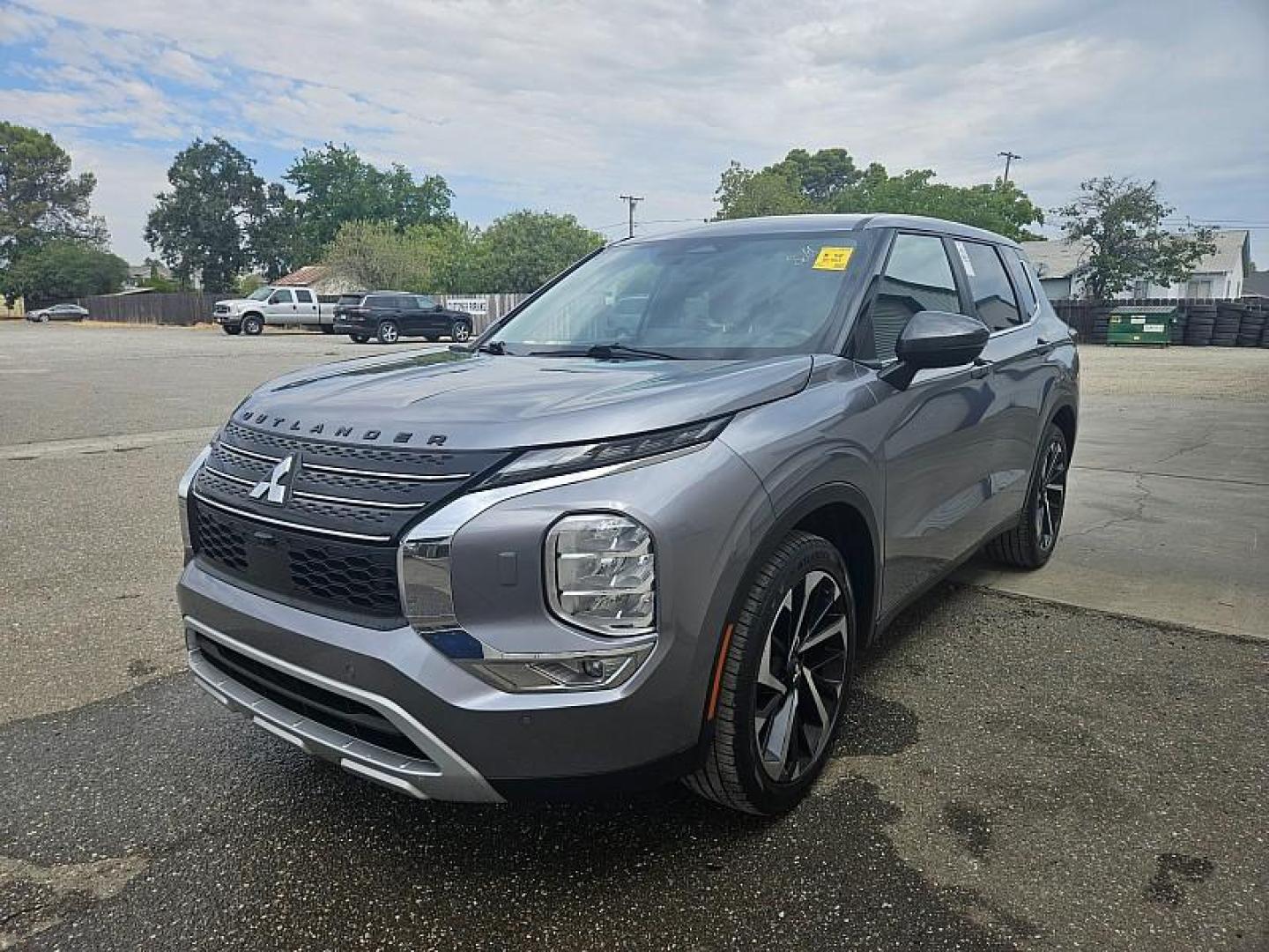 2022 SILVER Mitsubishi Outlander (JA4J4UA88NZ) with an 4-Cyl 2.5 Liter engine, Automatic CVT transmission, located at 246 E Walker St., Orland, 95963, (530) 865-5800, 39.747589, -122.178398 - Photo#1