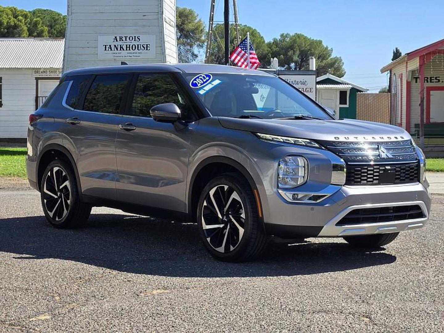 2022 SILVER Mitsubishi Outlander (JA4J4UA88NZ) with an 4-Cyl 2.5 Liter engine, Automatic CVT transmission, located at 246 E Walker St., Orland, 95963, (530) 865-5800, 39.747589, -122.178398 - Photo#0