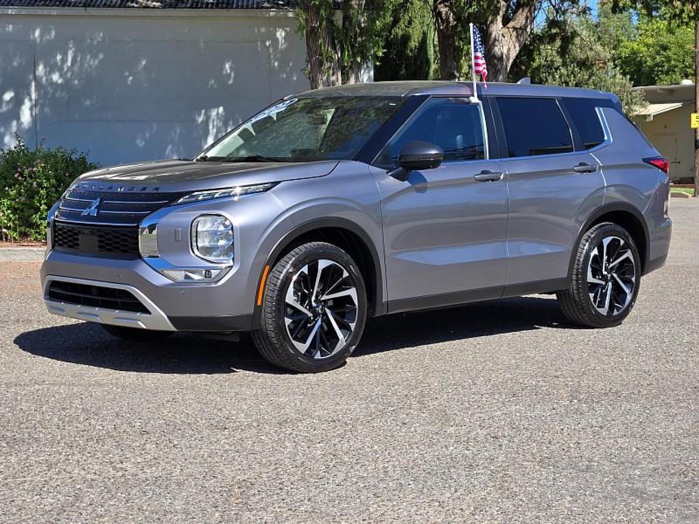 2022 SILVER Mitsubishi Outlander (JA4J4UA88NZ) with an 4-Cyl 2.5 Liter engine, Automatic CVT transmission, located at 246 E Walker St., Orland, 95963, (530) 865-5800, 39.747589, -122.178398 - Photo#4