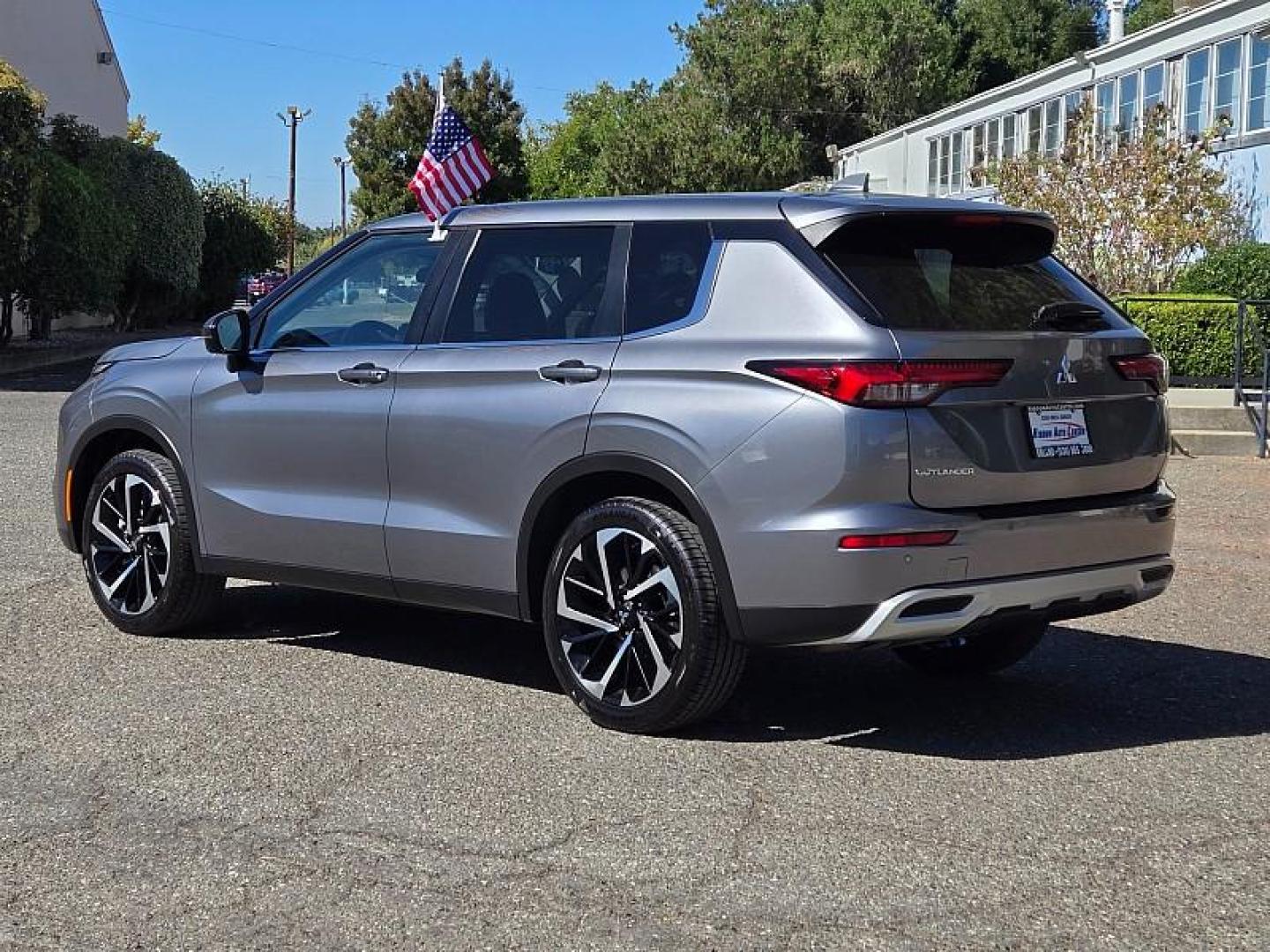 2022 SILVER Mitsubishi Outlander (JA4J4UA88NZ) with an 4-Cyl 2.5 Liter engine, Automatic CVT transmission, located at 246 E Walker St., Orland, 95963, (530) 865-5800, 39.747589, -122.178398 - Photo#6