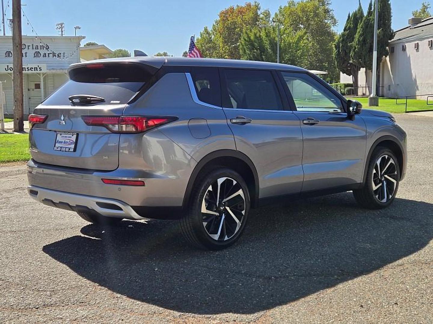 2022 SILVER Mitsubishi Outlander (JA4J4UA88NZ) with an 4-Cyl 2.5 Liter engine, Automatic CVT transmission, located at 246 E Walker St., Orland, 95963, (530) 865-5800, 39.747589, -122.178398 - Photo#8