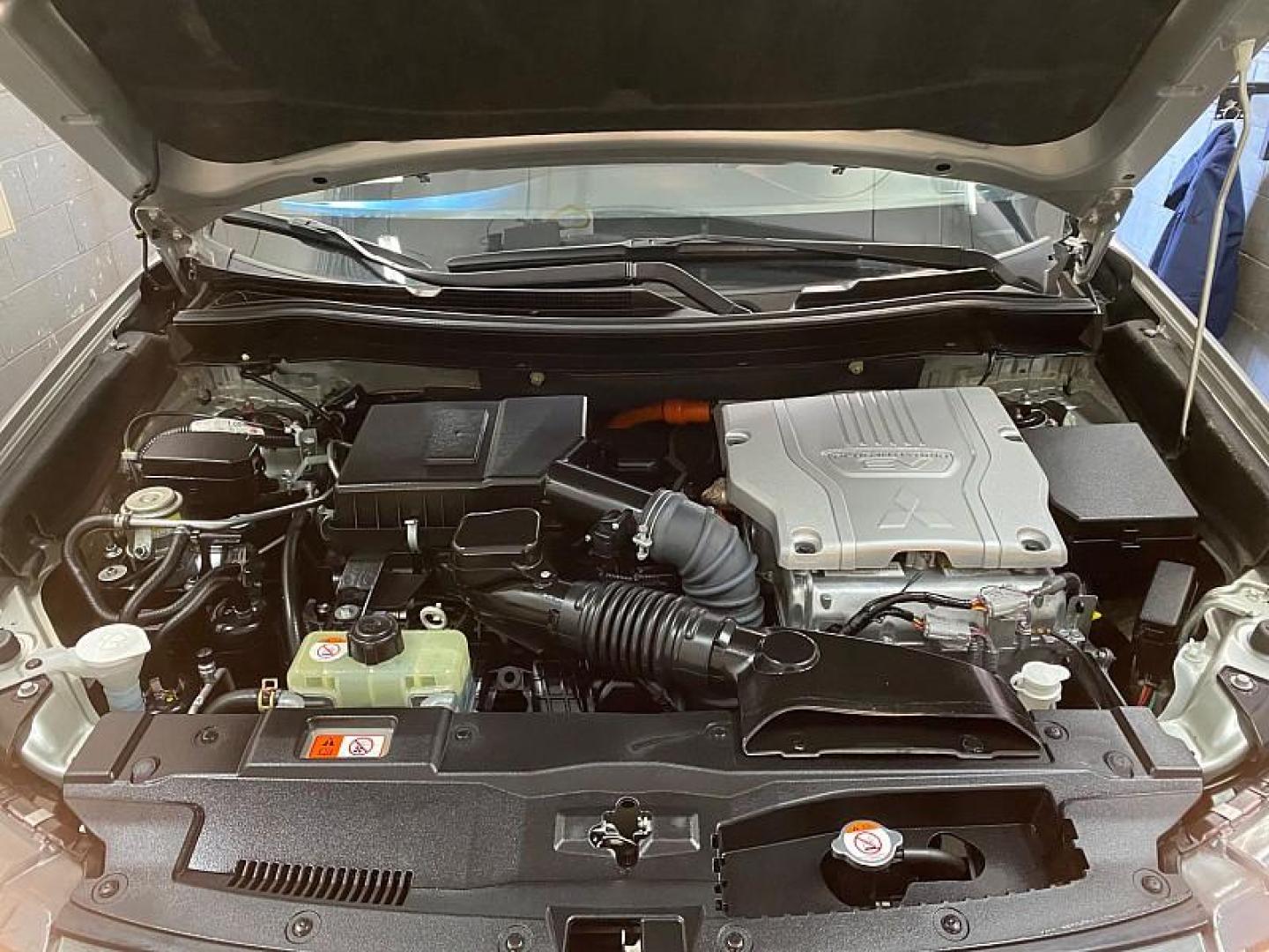 2022 SILVER Mitsubishi Outlander Plug-In Hybrid (JA4J2VA70NZ) with an 4-Cyl Hybrid 2.4 Liter engine, Single-Speed Fixed Gear transmission, located at 412 Auto Vista Drive, Palmdale, CA, 93551, (661) 945-0620, 34.592636, -118.136681 - Photo#13