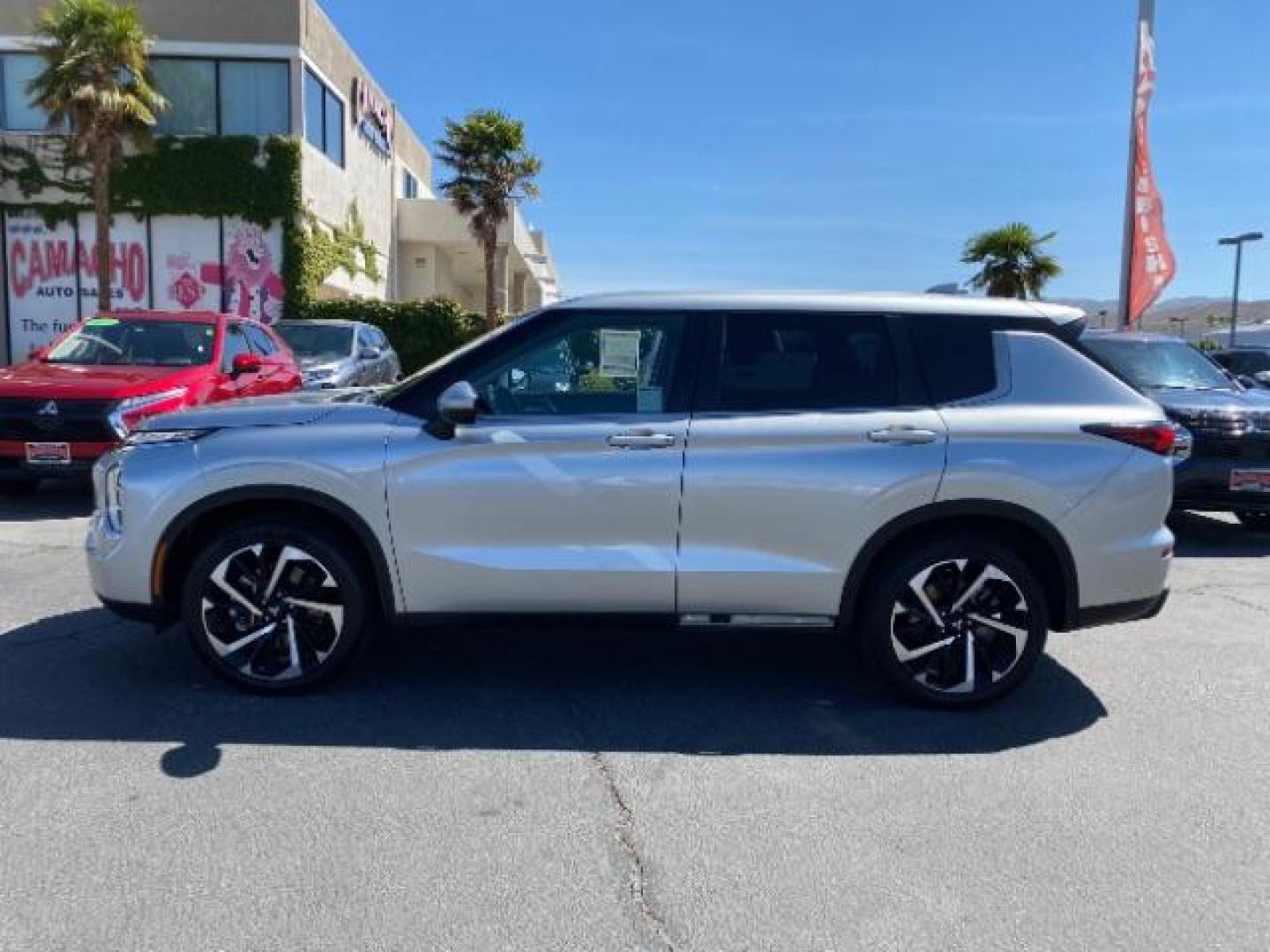 2022 SILVER Mitsubishi Outlander (JA4J4TA83NZ) with an 4-Cyl 2.5 Liter engine, Automatic CVT transmission, located at 412 Auto Vista Drive, Palmdale, 93551, (661) 945-0620, 34.592636, -118.136681 - Photo#3