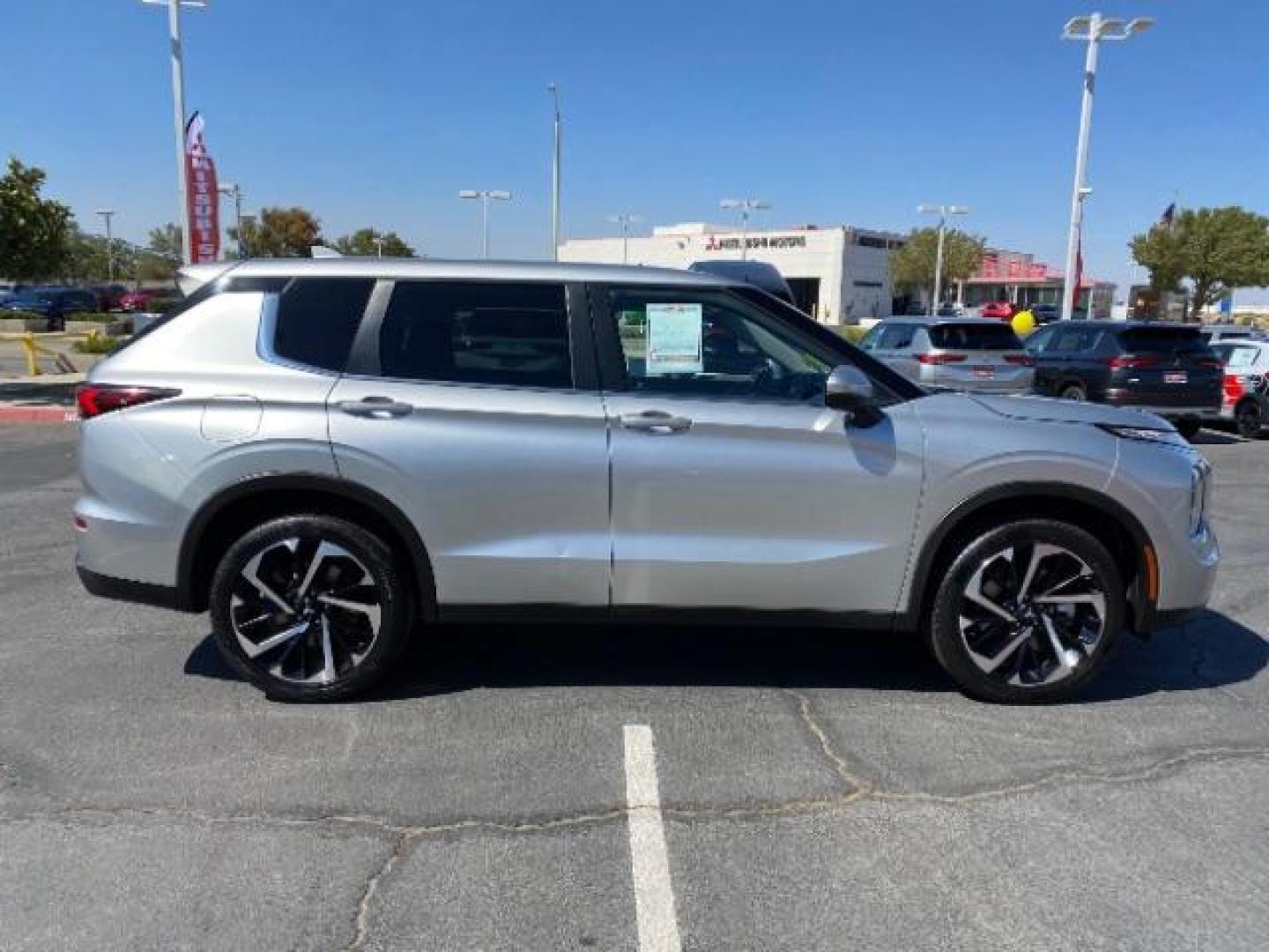 2022 SILVER Mitsubishi Outlander (JA4J4TA83NZ) with an 4-Cyl 2.5 Liter engine, Automatic CVT transmission, located at 412 Auto Vista Drive, Palmdale, 93551, (661) 945-0620, 34.592636, -118.136681 - Photo#7